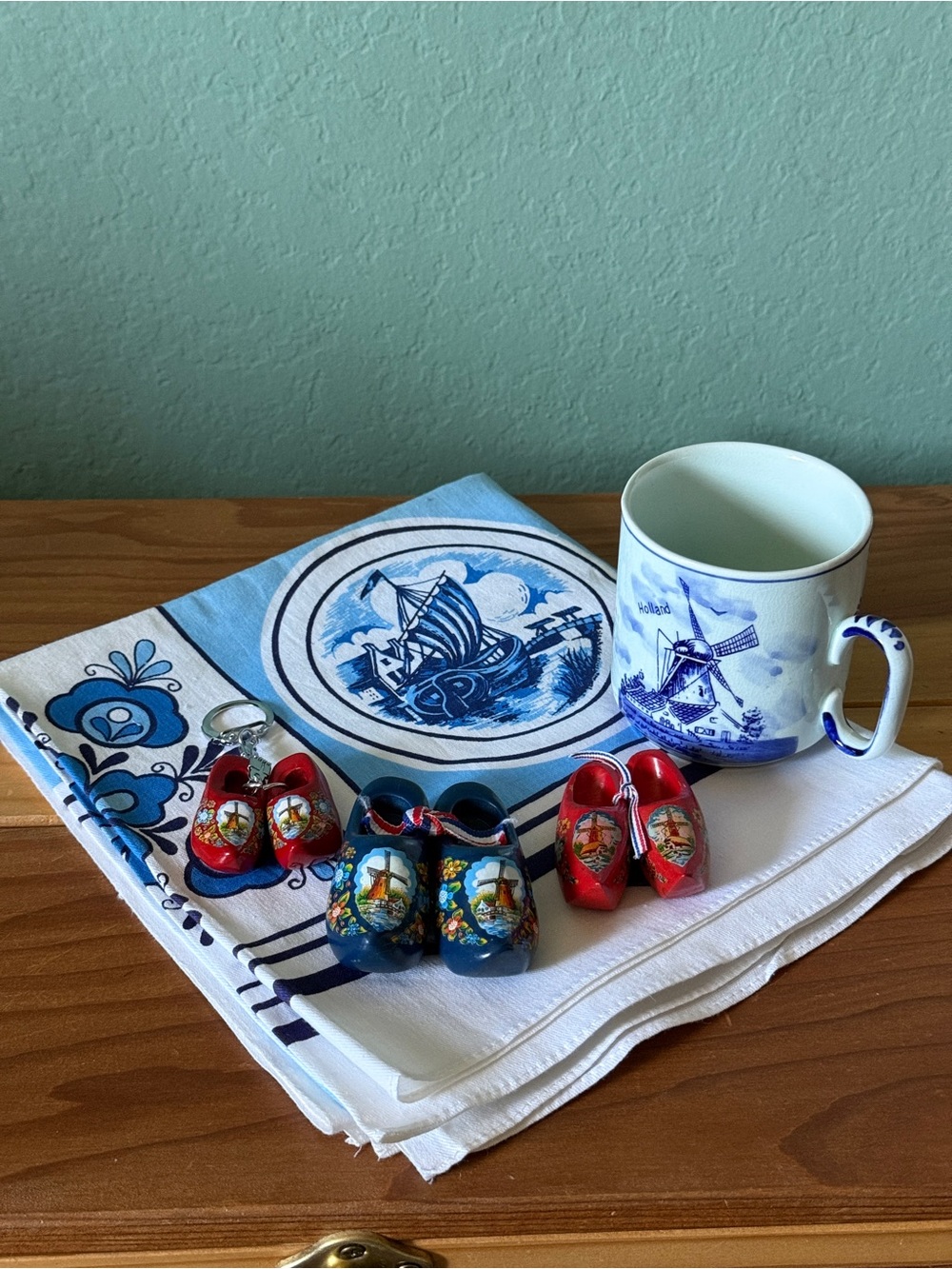 Vintage Delft Blue Holland Souvenir Set Mug Tablecloth Clogs Magnet Keychain